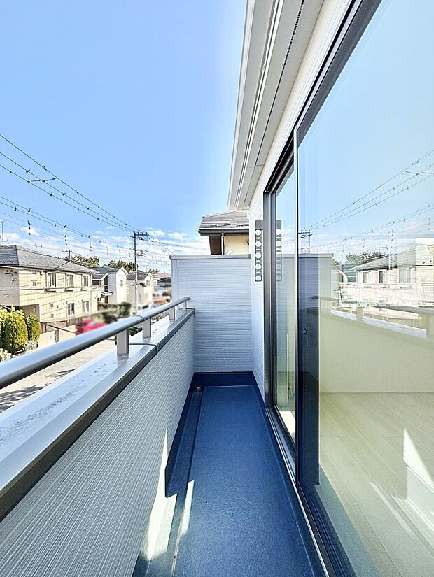 ゆったりバルコニーだから沢山お洗濯ものを干せます。