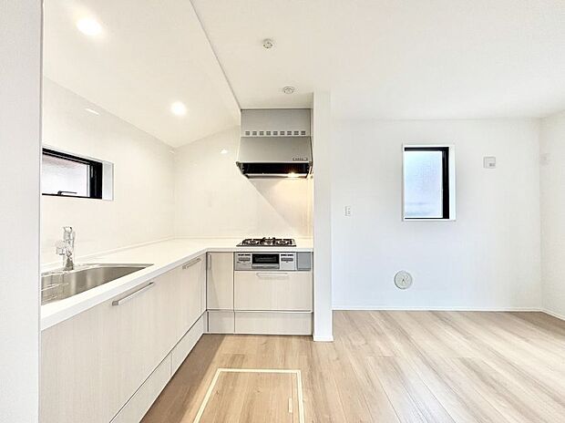 爽やかな風が通り抜けるキッチン。窓があるので明るく換気にも役立ちます。