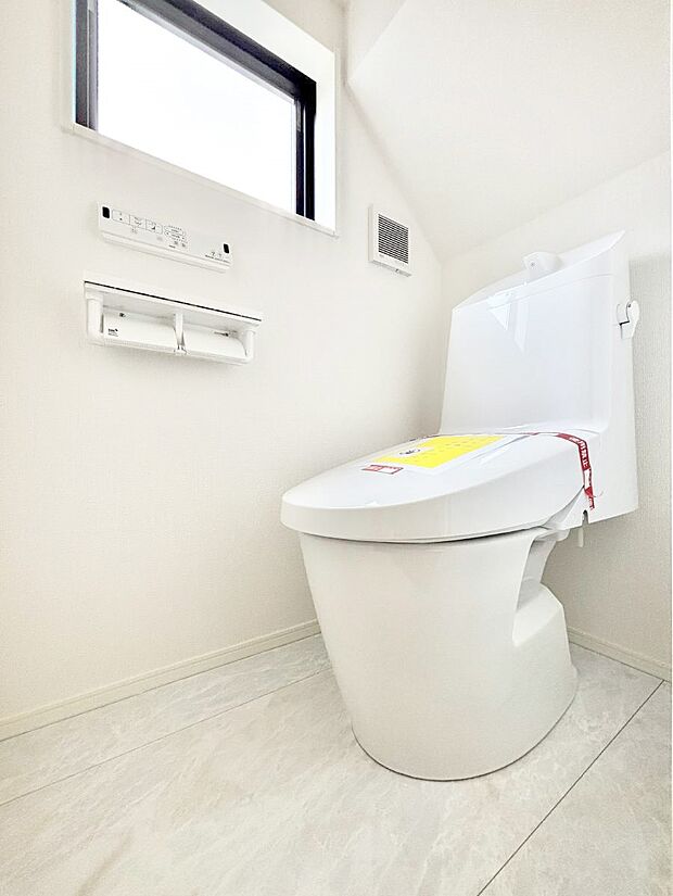 明るく清潔感のあるトイレです。