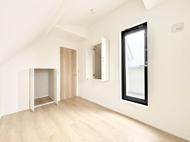 バルコニーが開放感をプラスしてくれる洋室