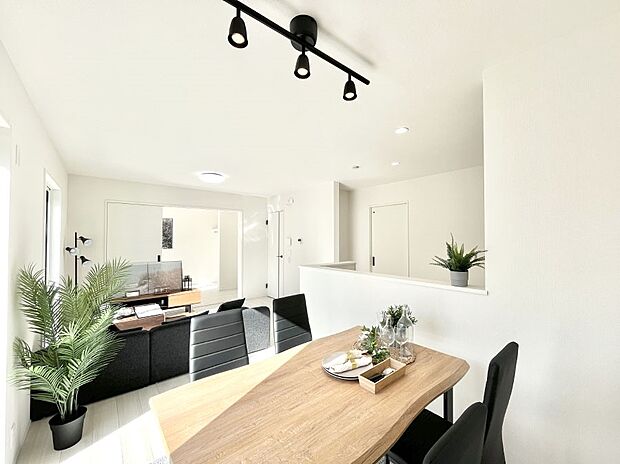 ご家族の賑やかな話し声で包まれる明るいリビング