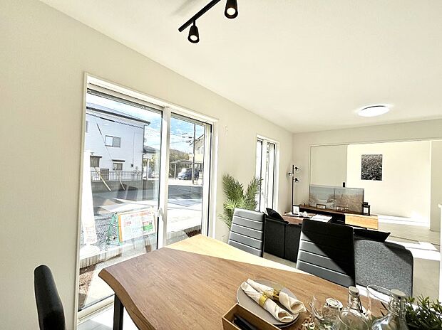 大きな窓からたっぷりの陽光と風を感じられるリビング