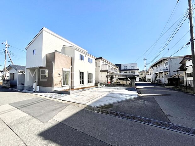 前面道路はきちんと整備されています  