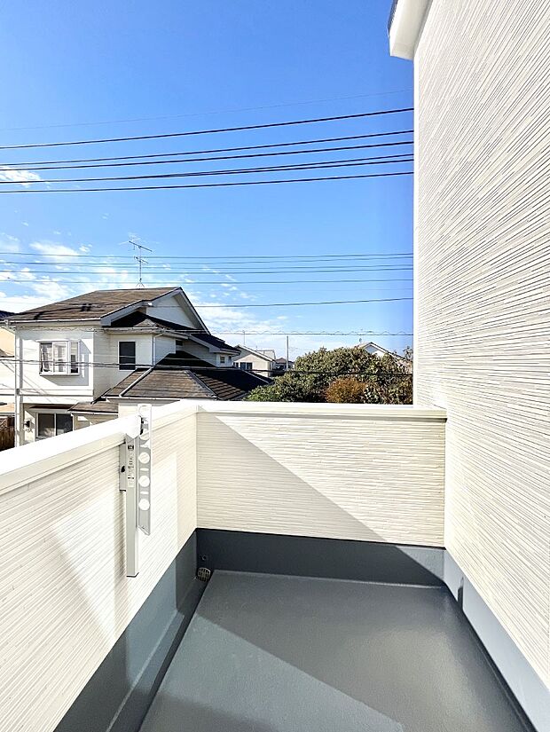 南向きのバルコニー！ご家族の洗濯物はもちろん、お布団もたっぷり干せます！