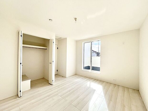 バルコニーが開放感をプラスしてくれる洋室  