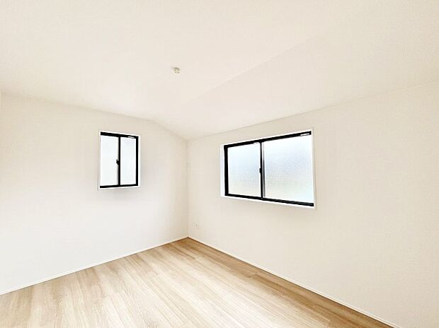 窓からのやさしい光が心地よいプライベートルーム