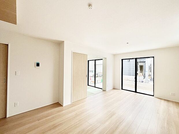 隣接の和室を開放すればさらに広々空間に