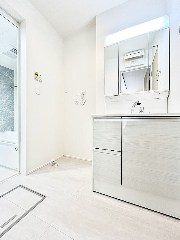 清潔感ある洗面化粧室で朝の身支度も快適