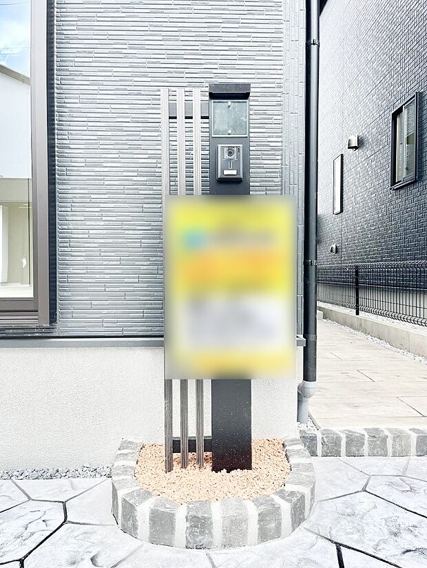 シンプルなデザインのポスト