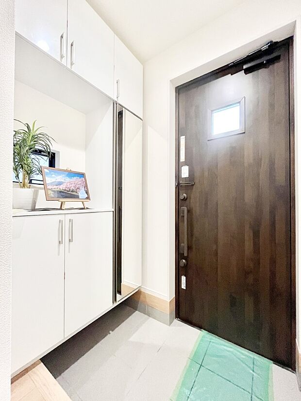 ご家族やお客様を気持ちよくお出迎え!明るい陽光が入り込む玄関。