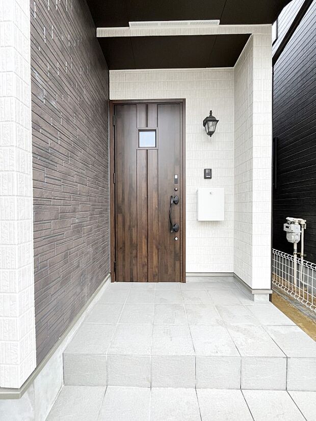 シンプルで落ち着いた雰囲気の玄関でご家族やお客様をお出迎え!