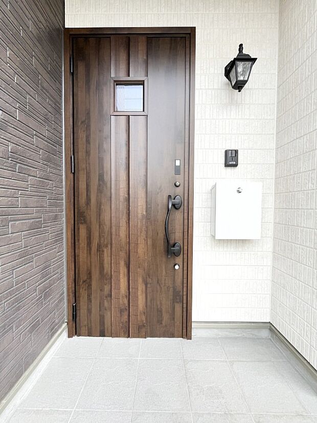 住まいの顔を演出する、玄関ドア。ドアには電子キーを採用しています!