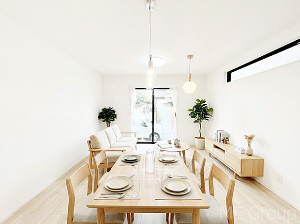 ご家族の賑やかな話し声で包まれる明るいリビング ※家具はCGです