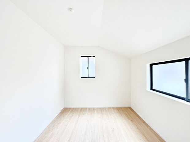 2面採光の洋室。窓から入り込む陽光がお部屋全体を優しく包み込みます!