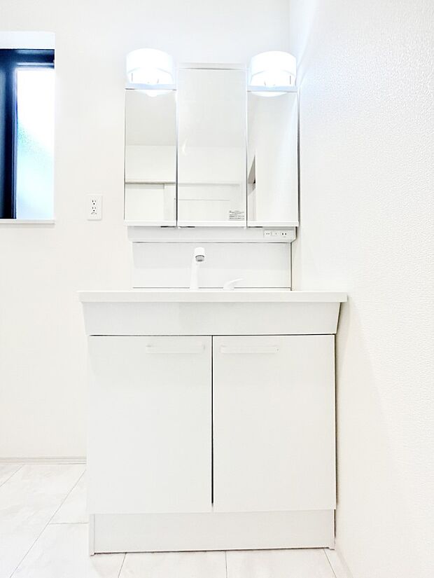 三面鏡キャビネット・シャワー付き洗面化粧台で忙しい朝の身支度もスムーズに!