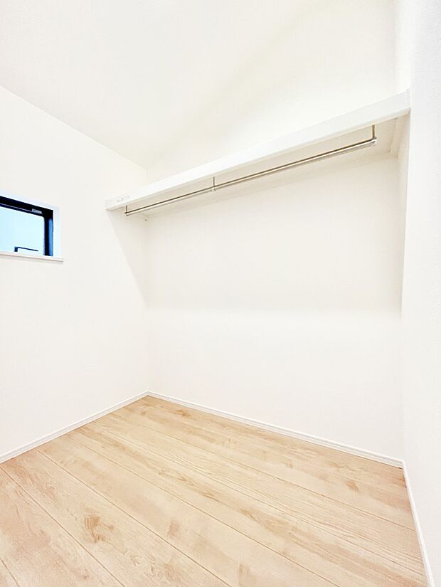 衣類をハンガーに掛けたまま収納できるWIC。衣類の整理整頓がしやすくて便利です!