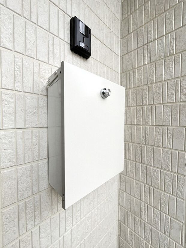 大切な郵便物の盗難を防止してくれるダイヤル錠付きのポスト