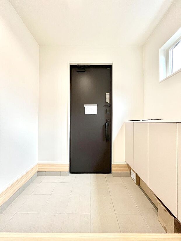 明るい玄関はお客様をお出迎えするのにぴったりです!