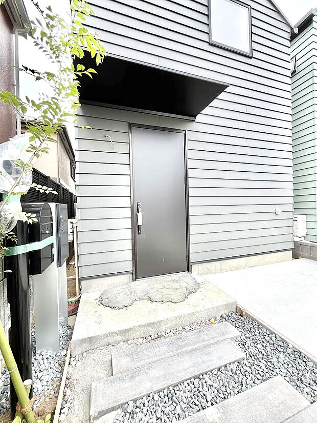 大切な家族、来客を出迎える玄関。