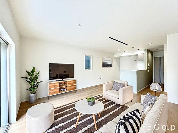 ご家族の賑やかな話し声で包まれる明るいリビング ※家具はCGです