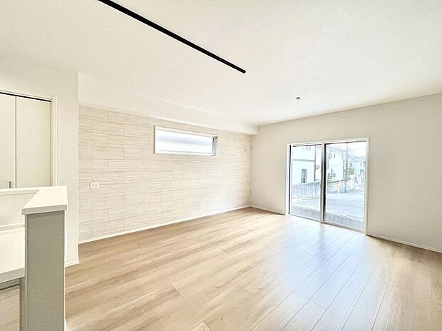 明るい陽光が注ぎ、寛ぎの雰囲気に満たされるリビング・ダイニング。