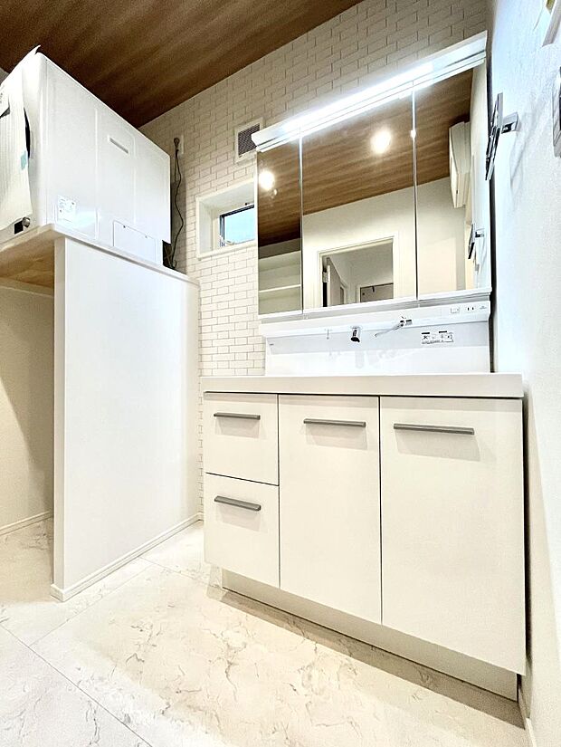 大きく見やすい三面鏡で清潔感ある洗面台は、身だしなみチェックや肌のお手入れにおすすめです。