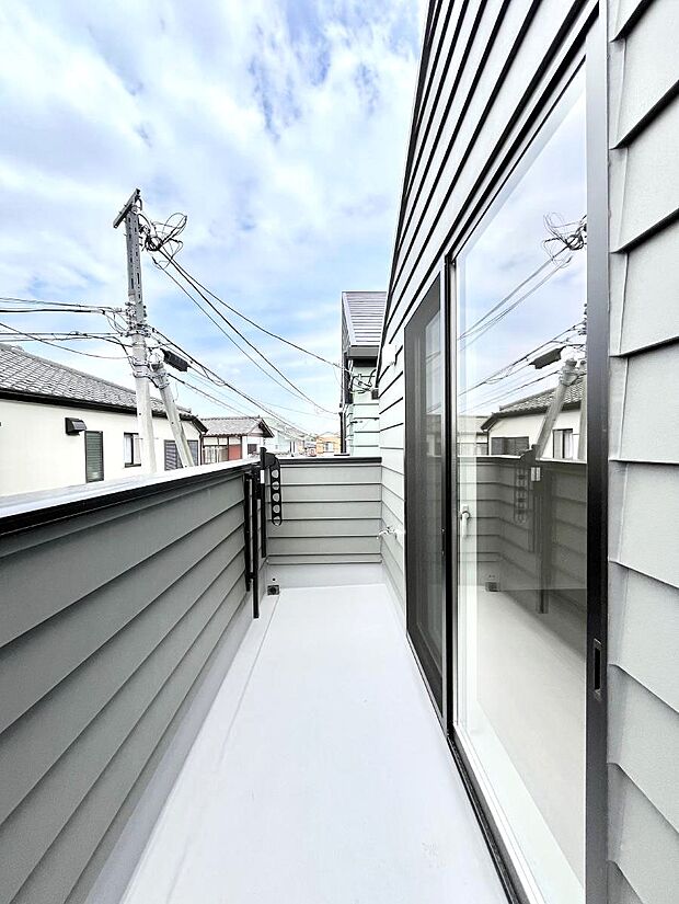 暖かな陽光が降り注ぐバルコニーはお洗濯におすすめ。爽やかな風も心地よいです。