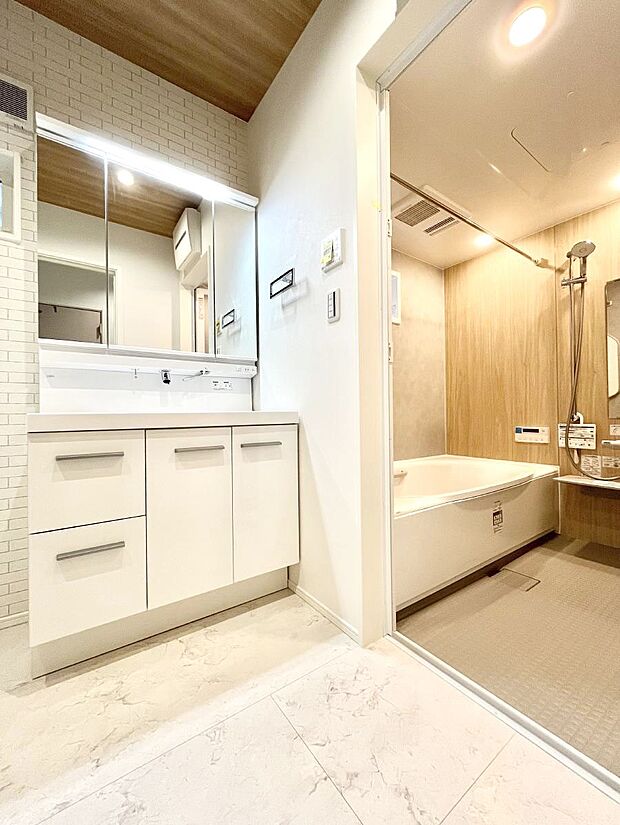 清潔感のある快適空間です。毎日の身支度も気持ち良くお使い頂けます。