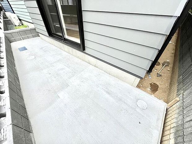 プランターを並べて季節のお花を楽しめるお庭付き。