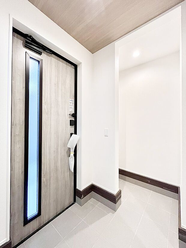 ガラススリットの入った玄関ドアが室内に光を届けてくれます