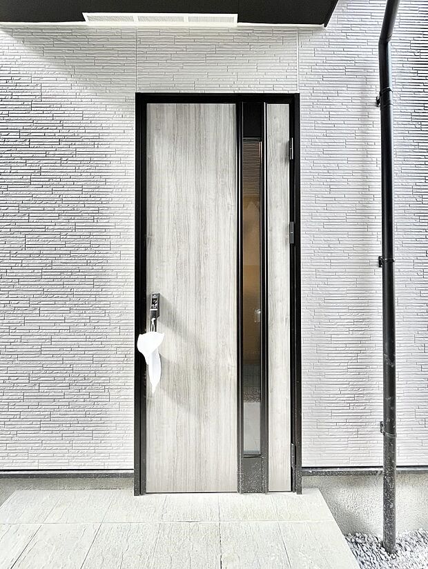 玄関前は雨が降っても濡れにくい屋根付き