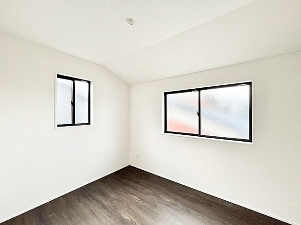 窓からのやさしい光が心地よいプライベートルーム