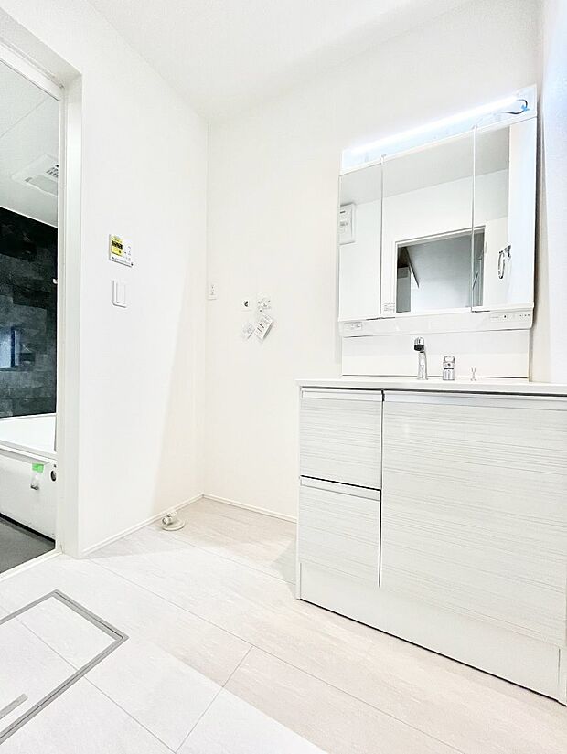 清潔感ある洗面化粧室で朝の身支度も快適