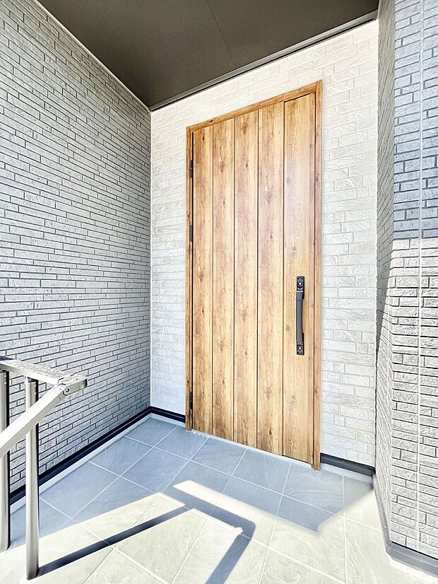 大切な家族、来客を出迎える玄関。