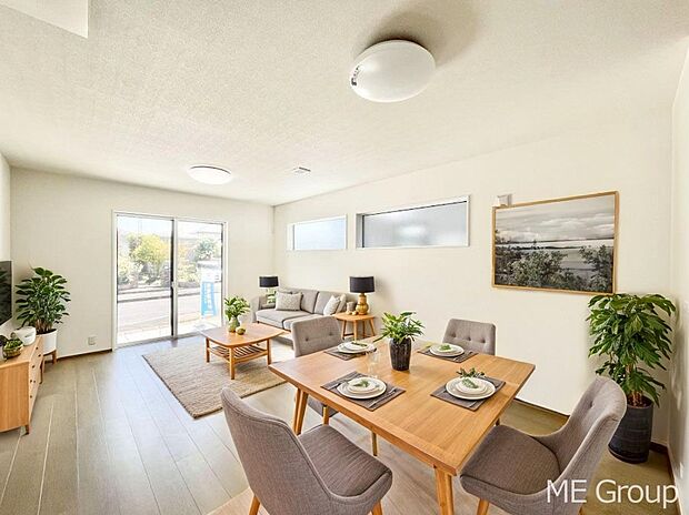 ご家族の賑やかな話し声で包まれる明るいリビング ※家具はCGです