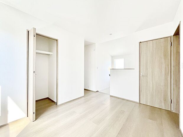 使いやすい形でベットや家具の置き方にも困ることもありません。