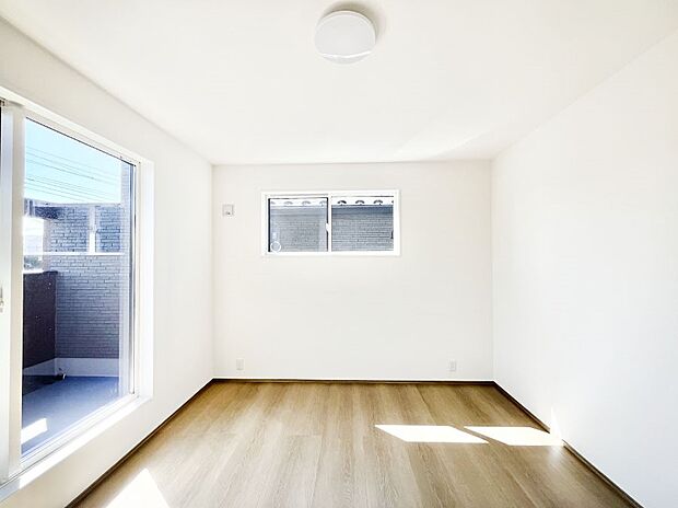 窓からのやさしい光が心地よいプライベートルーム