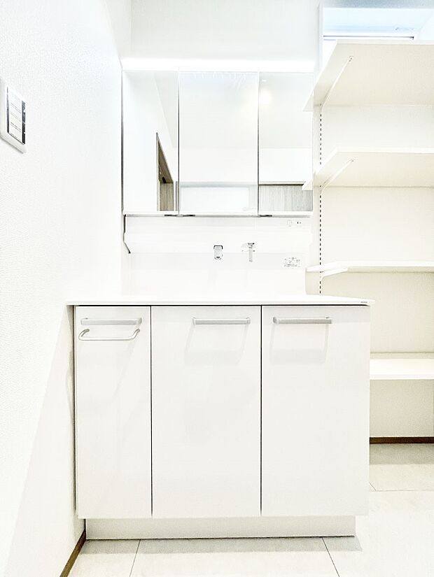 大きく見やすい三面鏡で清潔感ある洗面台は、身だしなみチェックや肌のお手入れにおすすめです。