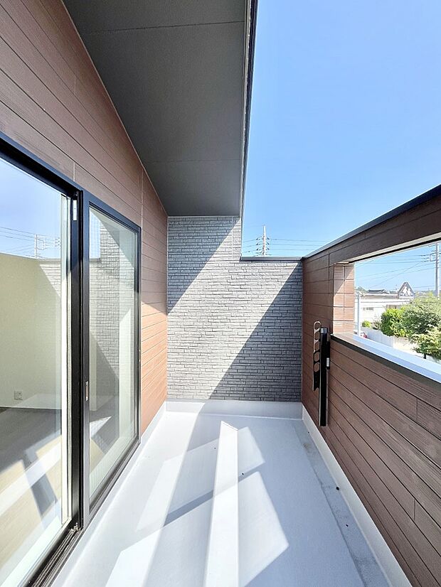 ゆったりバルコニーだから沢山お洗濯ものを干せます。