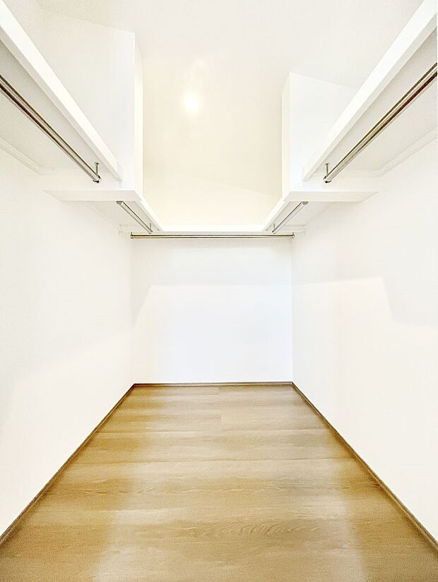 ウォークインクローゼット付きで生活空間を広く利用できます。