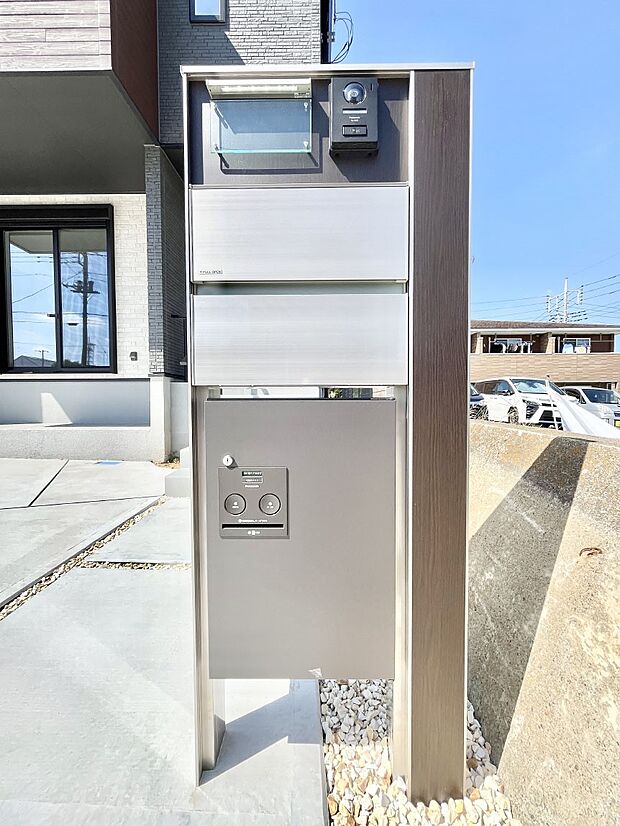 表札・インターホン・ポスト・宅配BOXをひとつに集約。エントランスになじむシンプルデザイン。