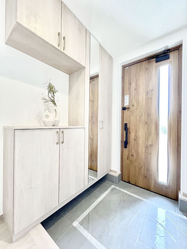 飾り棚を利用して、お越しいただくお客様をおもてなしできます。