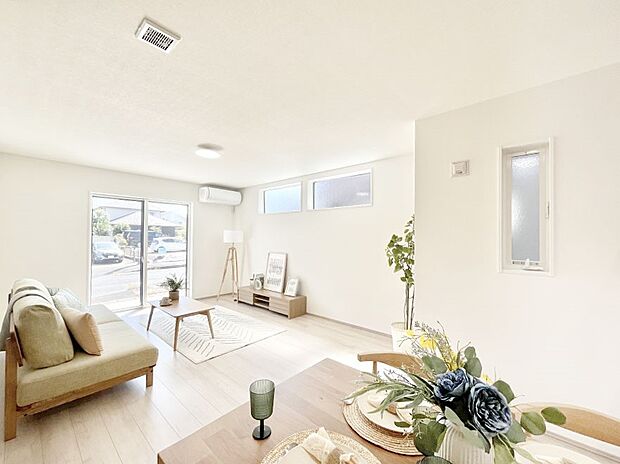 明るい陽光が注ぎ、寛ぎの雰囲気に満たされるリビング・ダイニング。   