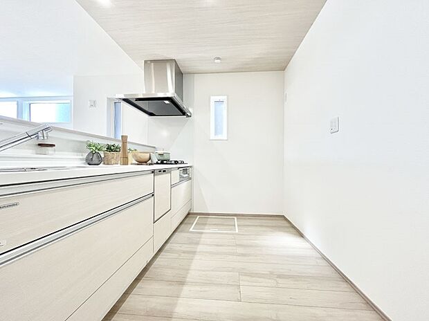 爽やかな風が通り抜けるキッチン。窓があるので明るく換気にも役立ちます。