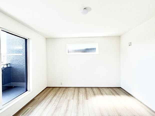 窓からのやさしい光が心地よいプライベートルーム  