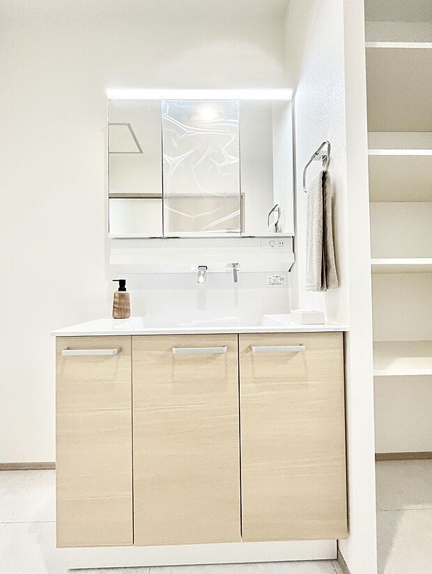 大きく見やすい三面鏡で清潔感ある洗面台は、身だしなみチェックや肌のお手入れにおすすめです。 