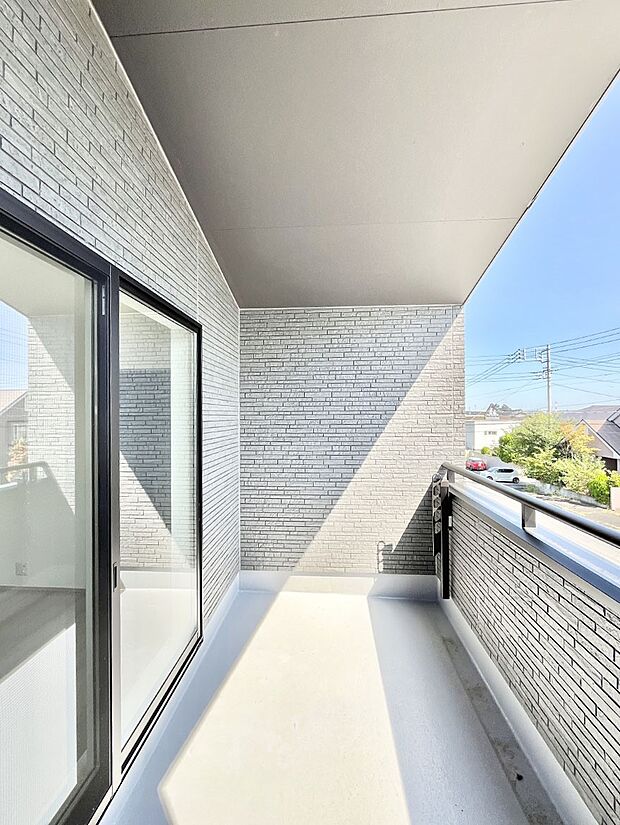 ゆったりバルコニーだから沢山お洗濯ものを干せます。