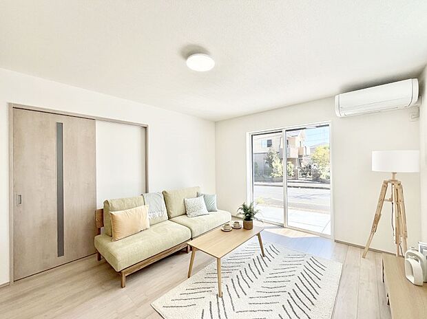 家族の笑顔が自然と生まれてくる、そんな雰囲気のダイニングに仕上がっています。