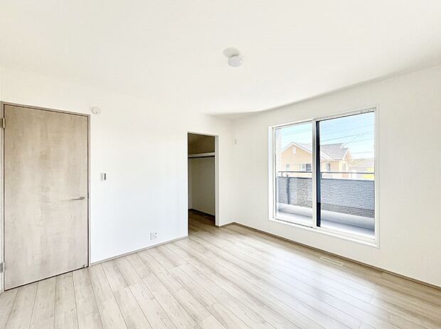 WIC(ウォークインクローゼット)があるお部屋!季節ごとの入れ替えも不要で便利です。