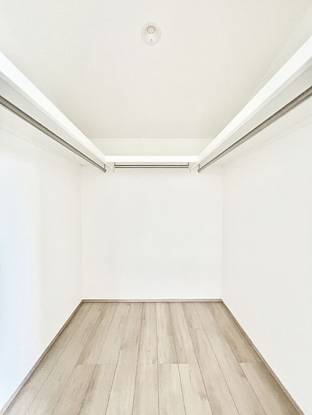 ウォークインクローゼット付きで生活空間を広く利用できます。